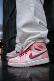 کتونی بسکتبال دخترانه ساق دار نایک ایر جردن ۱ صورتی قرمز Nike Air Jordan 1