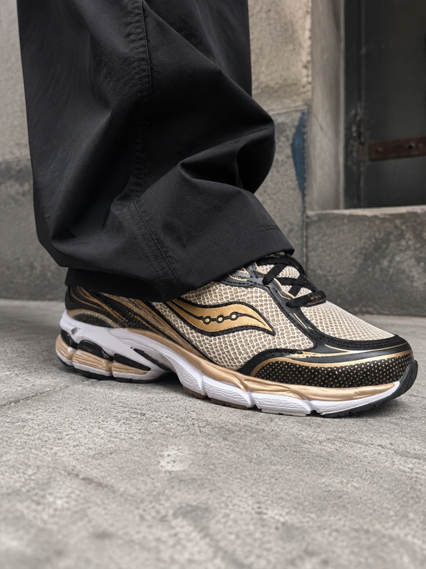 کفش کتانی اسپرت مردانه ساکونی (Saucony) مدل ProGrid - رنگ مشکی طلایی کرم
