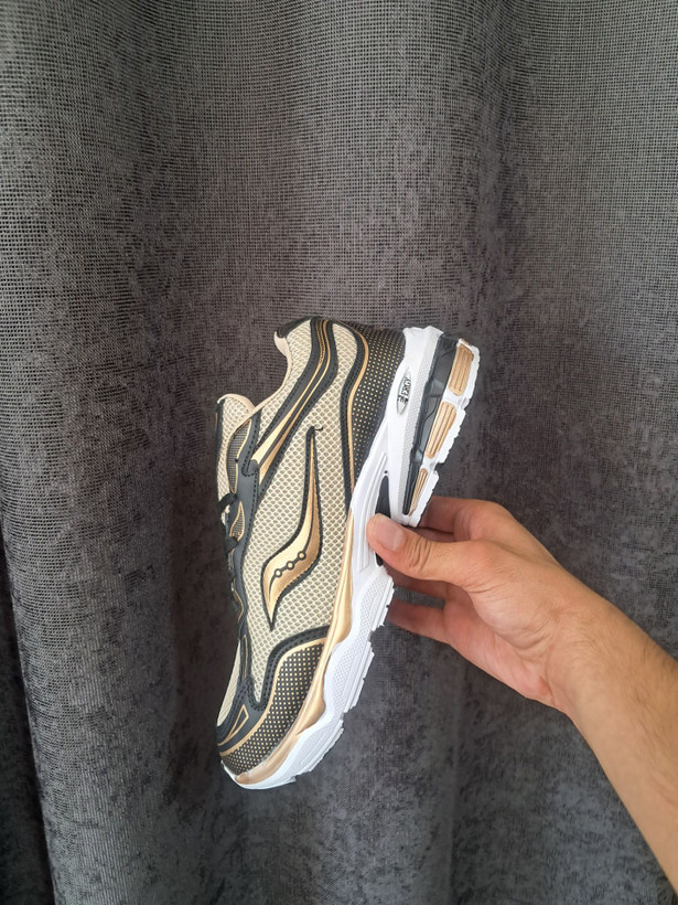 کفش کتانی اسپرت مردانه ساکونی (Saucony) مدل ProGrid - رنگ مشکی طلایی کرم