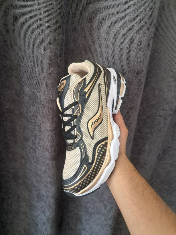 کفش کتانی اسپرت مردانه ساکونی (Saucony) مدل ProGrid - رنگ مشکی طلایی کرم