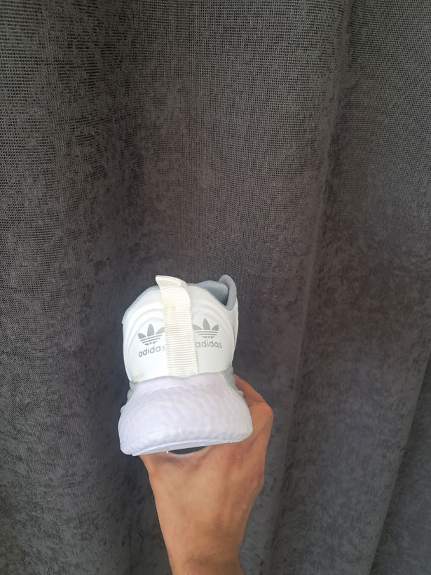 کتونی اسپرت مردانه سفید طوسی آدیداس (Adidas) – مدل روزمره و پیادهروی