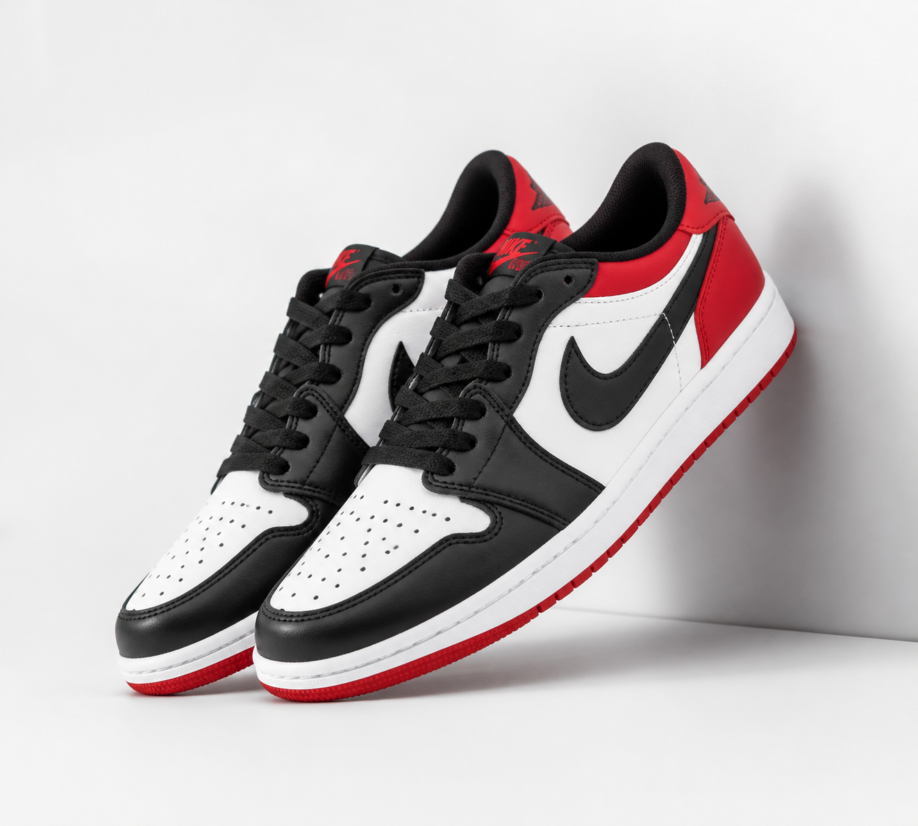 کتانی دخترانه نایک ایر جردن ۱ لو (Nike Air Jordan 1 Low) رنگ قرمز، مشکی و سفید
