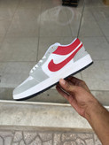 کتونی بسکتبال مردانه نایک ایر جردن 1 طوسی قرمز سفید (Air Jordan 1 Low)