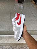 کتونی بسکتبال مردانه نایک ایر جردن 1 طوسی قرمز سفید (Air Jordan 1 Low)