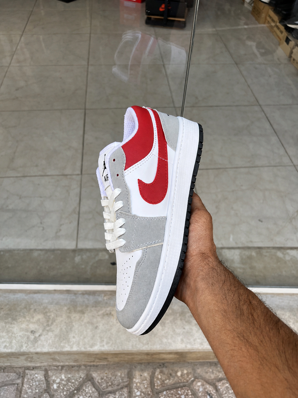 کتونی بسکتبال مردانه نایک ایر جردن 1 طوسی قرمز سفید (Air Jordan 1 Low)