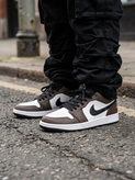 کتونی بسکتبال مردانه نایک ایر جردن 1 سفید قهوه ای تیره (Air Jordan 1 Low)