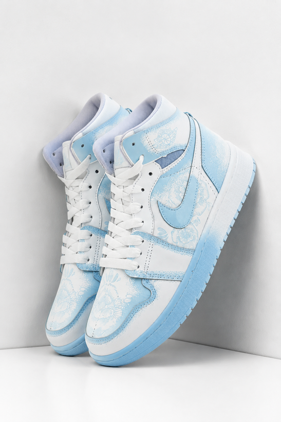 کفش بسکتبال ساق دار دخترانه نایک ایر جردن ۱ سفید آبی آسمانی (Nike Air Jordan 1 University Blue)