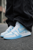 کفش بسکتبال ساق دار دخترانه نایک ایر جردن ۱ سفید آبی آسمانی (Nike Air Jordan 1 University Blue)