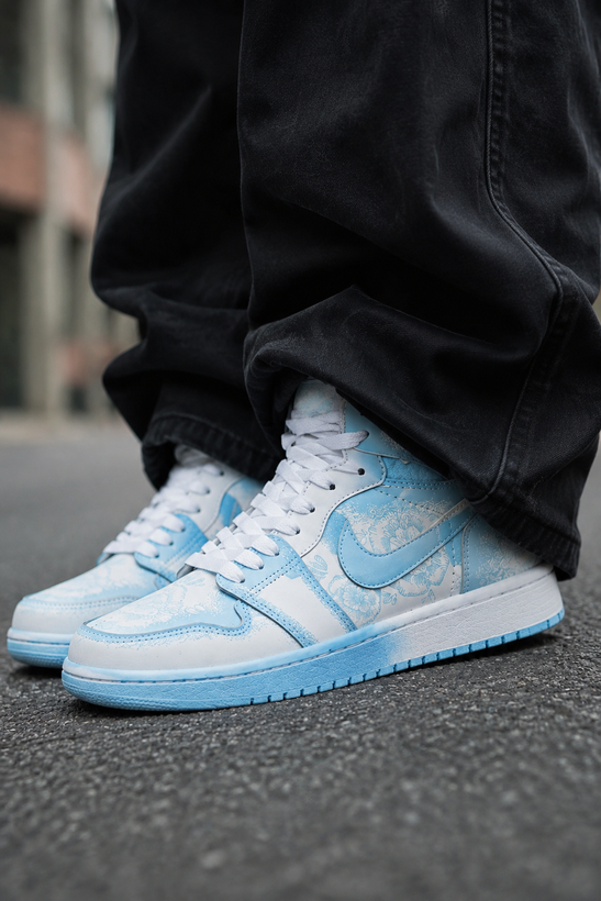 کفش بسکتبال ساق دار دخترانه نایک ایر جردن ۱ سفید آبی آسمانی (Nike Air Jordan 1 University Blue)