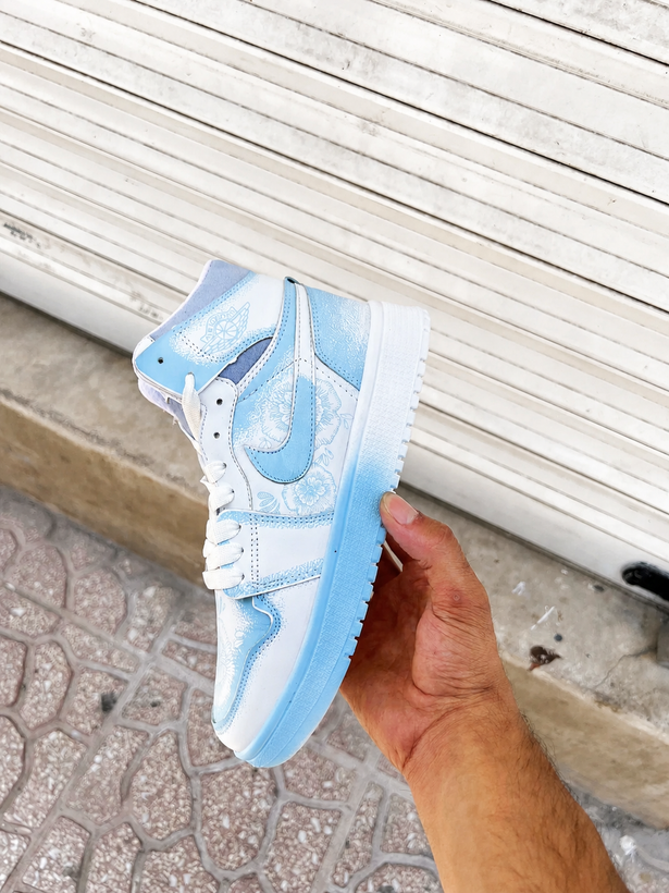 کفش بسکتبال ساق دار دخترانه نایک ایر جردن ۱ سفید آبی آسمانی (Nike Air Jordan 1 University Blue)