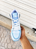 کفش بسکتبال ساق دار دخترانه نایک ایر جردن ۱ سفید آبی آسمانی (Nike Air Jordan 1 University Blue)