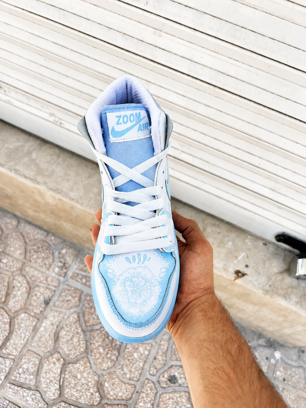 کفش بسکتبال ساق دار دخترانه نایک ایر جردن ۱ سفید آبی آسمانی (Nike Air Jordan 1 University Blue)