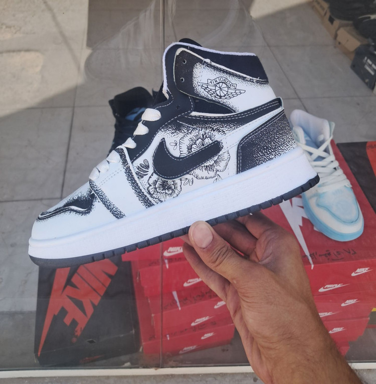 کتونی بسکتبال دخترانه نایکی ایر جردن ساقدار فمیلی مشکی سفید Nike Air Jordan 1