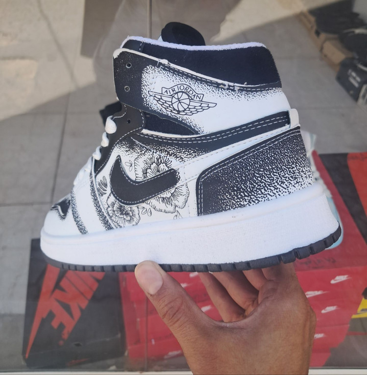 کتونی بسکتبال دخترانه نایکی ایر جردن ساقدار فمیلی مشکی سفید Nike Air Jordan 1