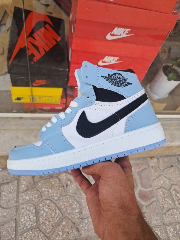 کتونی بسکتبال دخترانه ساق دار نایک ایر جردن ۱ آبی آسمانی (Nike Air Jordan 1 University Blue)