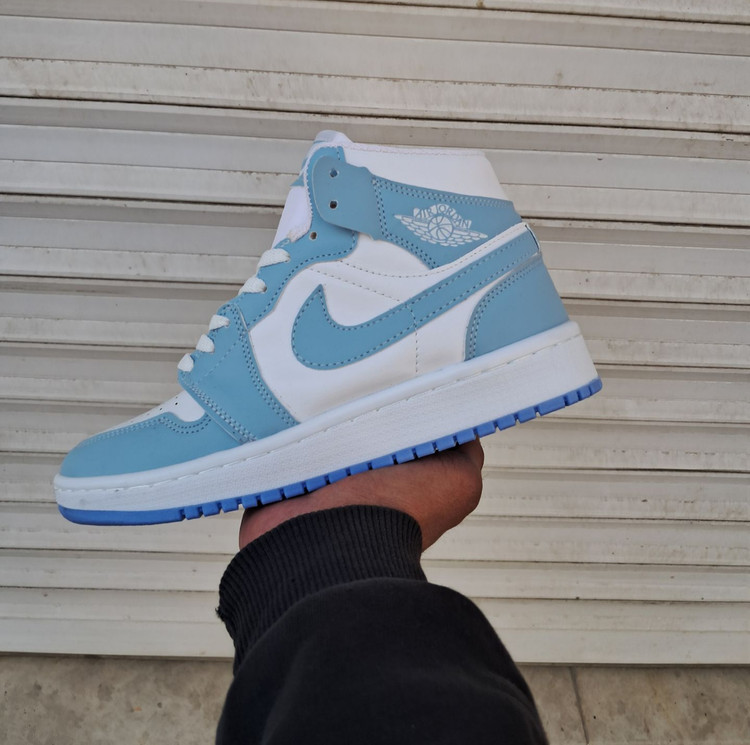 کتونی بسکتبال دخترانه ساق دار نایک ایر جردن ۱ آبی آسمانی (Nike Air Jordan 1 University Blue)