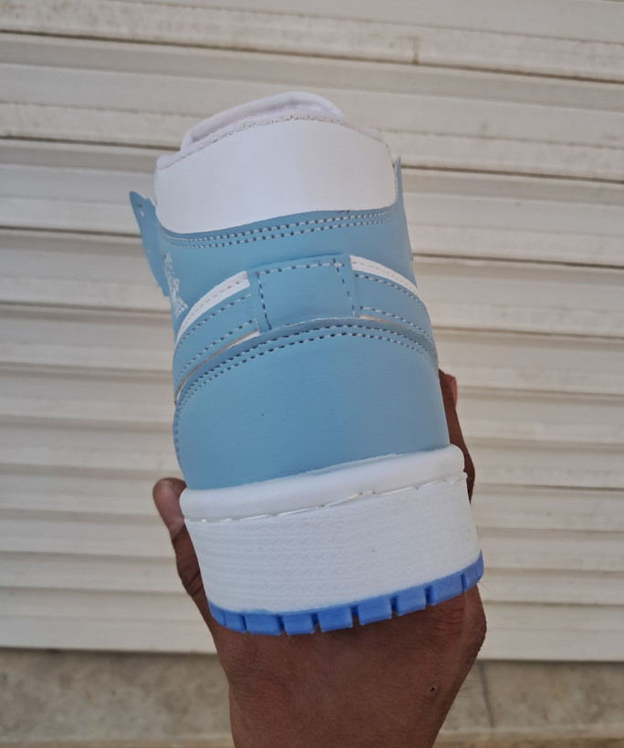 کتونی بسکتبال دخترانه ساق دار نایک ایر جردن ۱ آبی آسمانی (Nike Air Jordan 1 University Blue)
